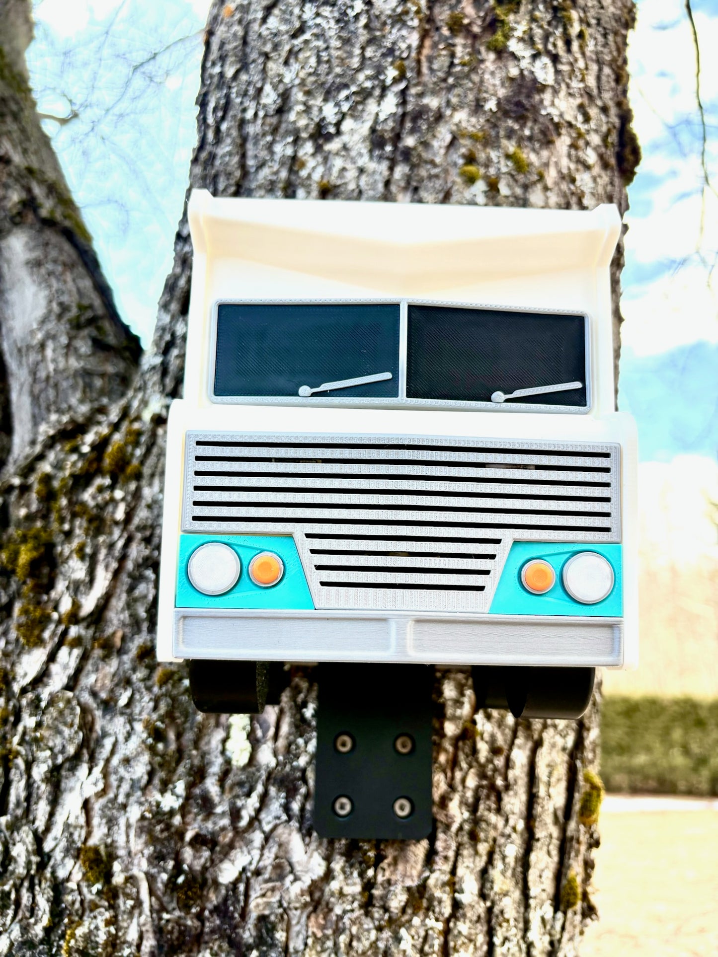 Retro Camper Birdhouse – A Road Trip Retreat for Feathered Friends