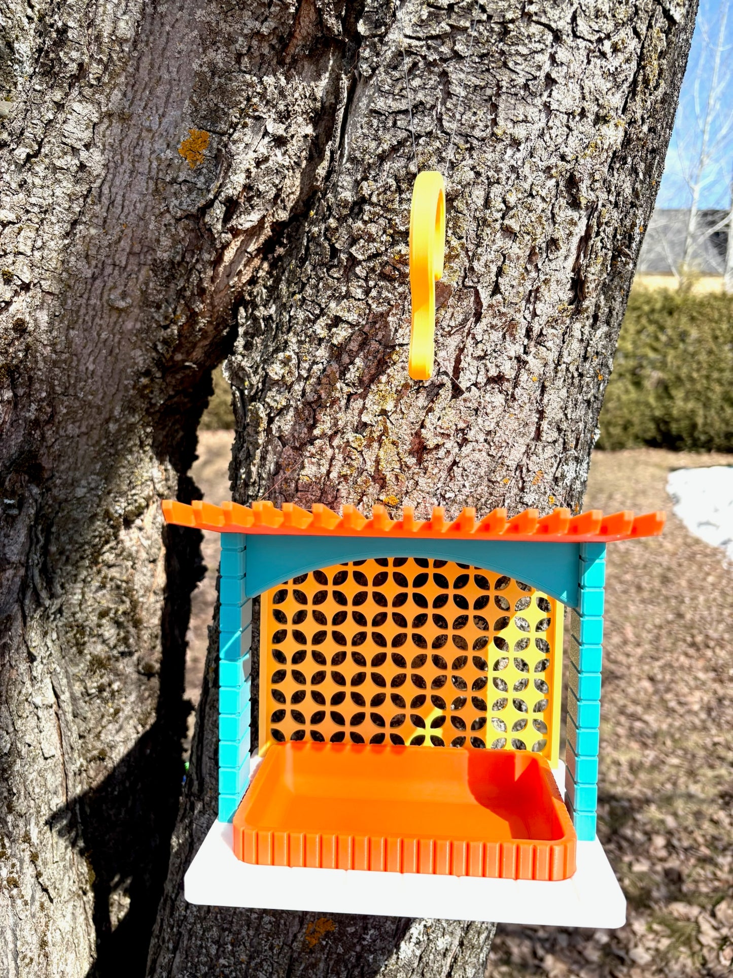 Modern Patio Bird Feeder – A Stylish Spot to Snack