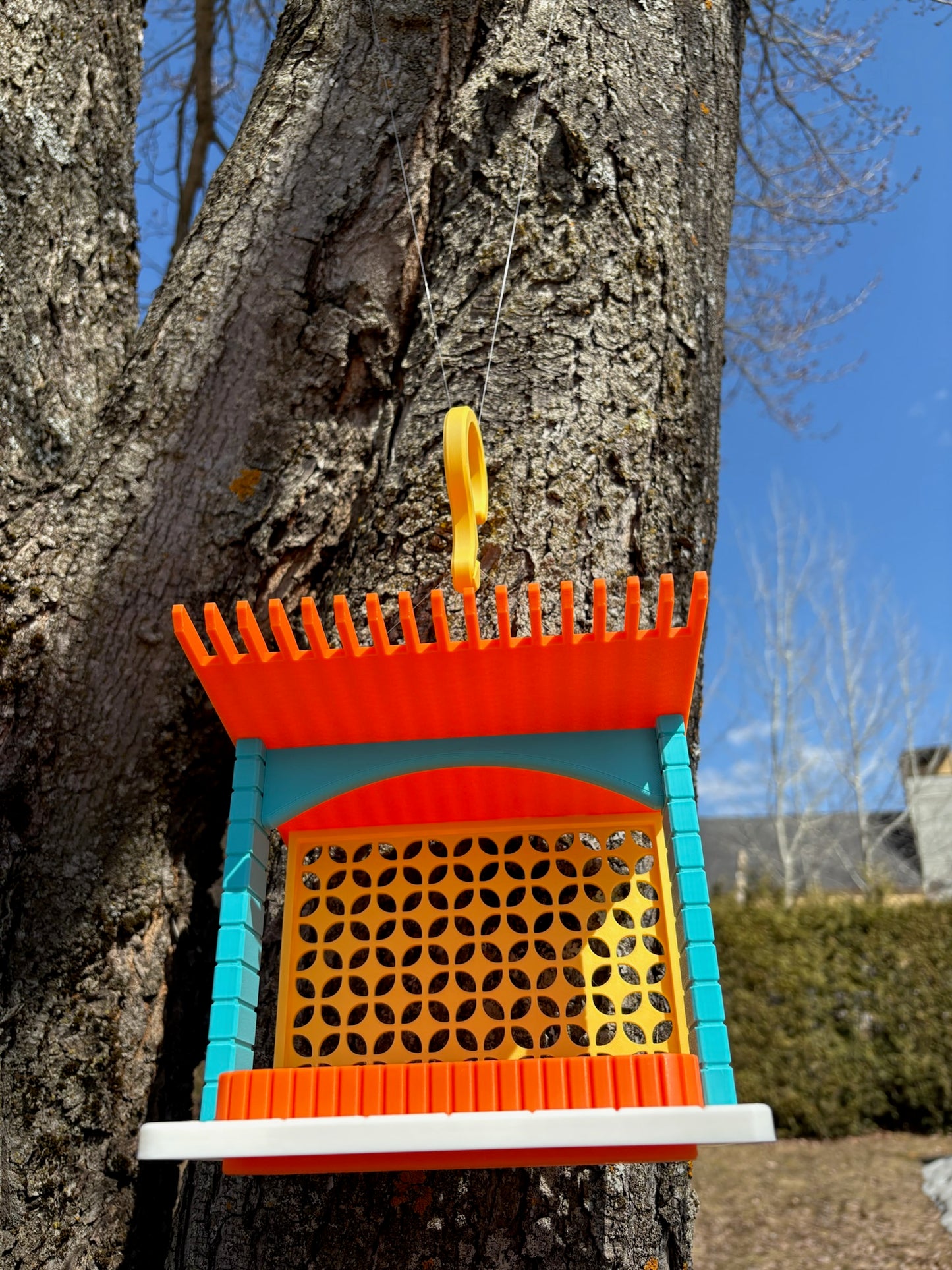 Modern Patio Bird Feeder – A Stylish Spot to Snack