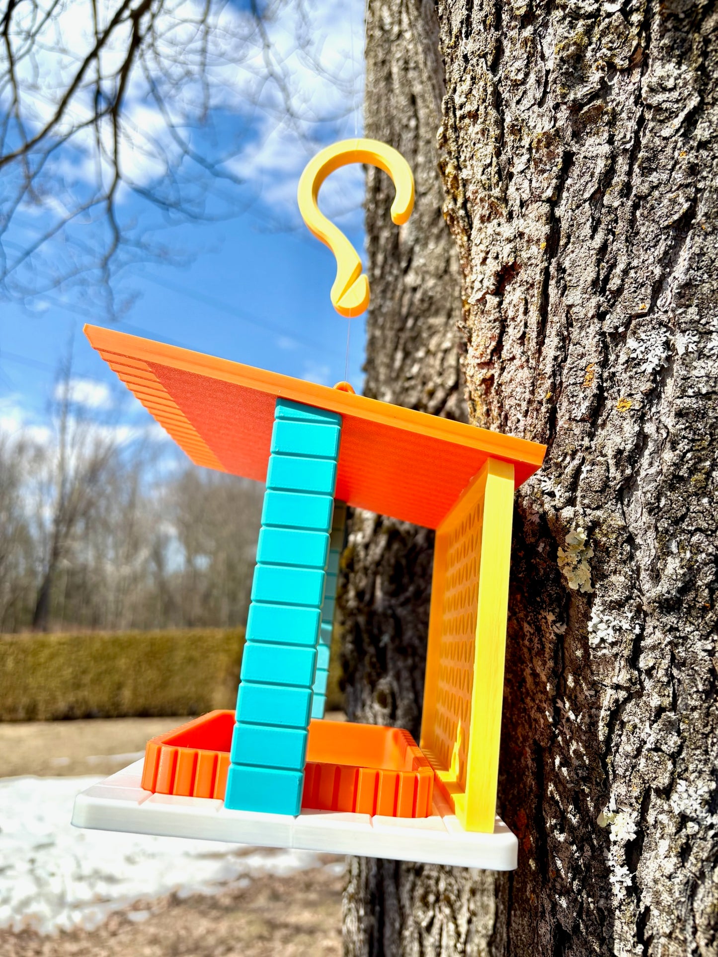 Modern Patio Bird Feeder – A Stylish Spot to Snack