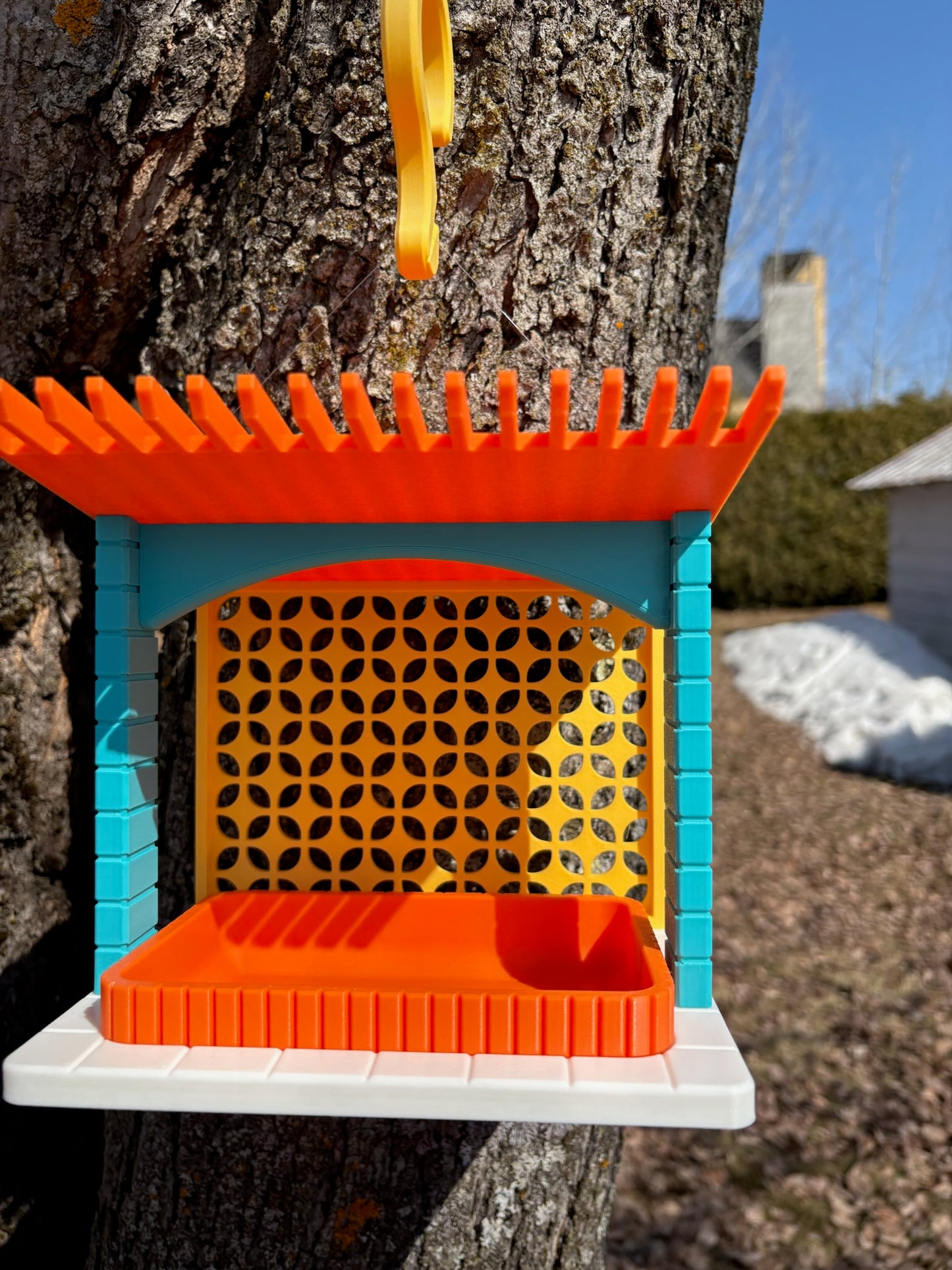 Modern Patio Bird Feeder – A Stylish Spot to Snack