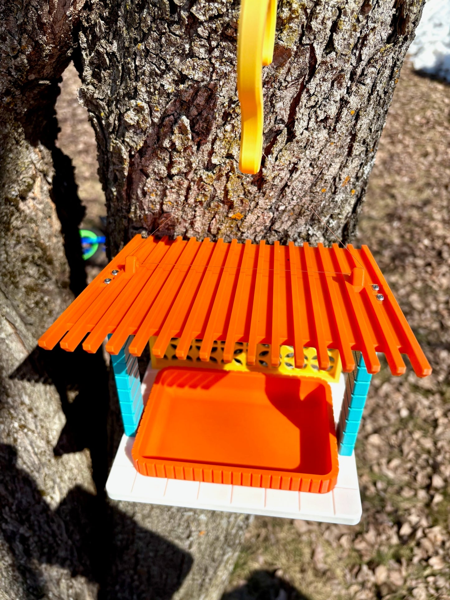 Modern Patio Bird Feeder – A Stylish Spot to Snack